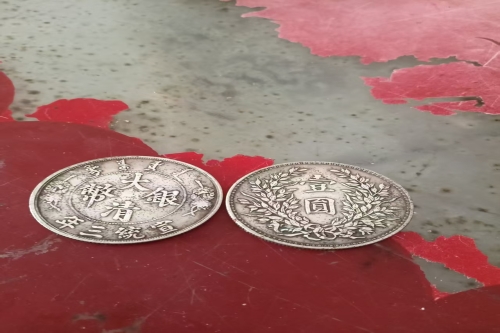 一位来自广西省上林县的吴老师，有一些藏品和老物件，急需出手，有意者联系，价格好商量。