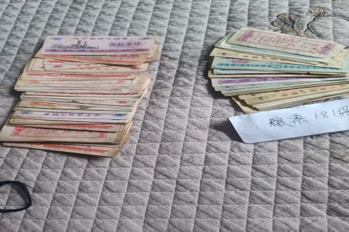 一位来自辽宁沈阳市的孔老师，有一些藏品和老物件，急需出手，有意者联系，价格好商量。