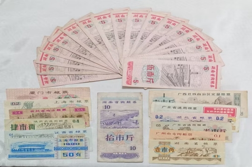 一位来自湖南省邵阳市的肖老师，有一些藏品和老物件，急需出手，有意者联系，价格好商量。