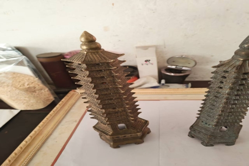 一位来自湖北省的徐老师，有一些藏品和老物件，急需出手，有意者联系，价格好商量。