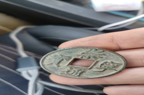 一位来住北京市丰台区的方老师，有一些藏品和老物件，急需出手，有意者联系，价格好商量。