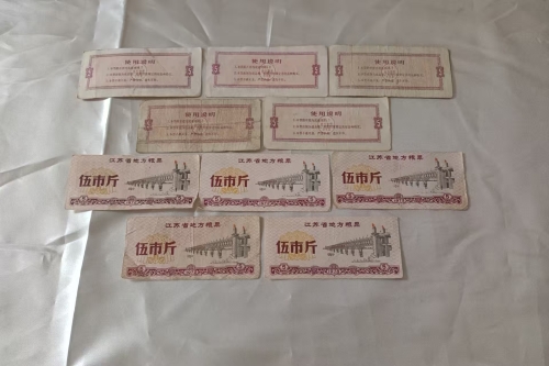  一位来自江苏省苏州市的周老师，有一些藏品和老物件，急需出手，有意者联系，价格好商量。