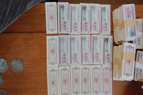  一位来自广东省珠海市的冯老师，有一些藏品和老物件，急需出手，有意者联系，价格好商量。