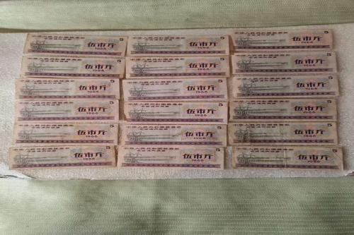 一位来自的浙江省金华市的杜老师，有一些藏品和老物件，急需出手，有意者联系，价格好商量。