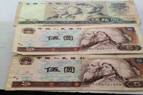 一位来自新疆昌吉州吉木的杨老师，有一些藏品和老物件，急需出手，有意者联系，价格好商量。