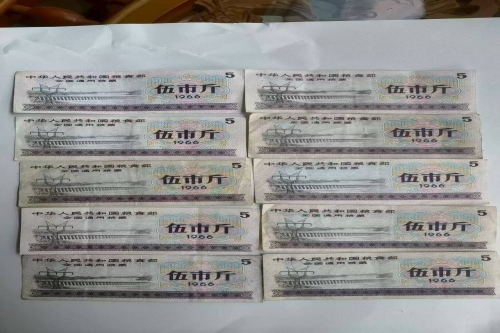 一位来自陕西省西安市的朱老师，有一些藏品和老物件，急需出手，有意者联系，价格好商量。