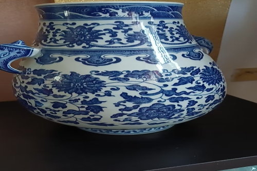 一位来自甘肃省嘉峪关市的刘老师，有一些藏品和老物件，急需出手，有意者联系，价格好商量