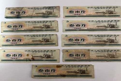 一位来自浙江省绍兴市的俞老师，有一些藏品和老物件，急需出手，有意者联系，价格好商量。