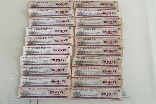 一位来自上海市松江区的周老师，有一些藏品和老物件，急需出手，有意者联系，价格好商量。