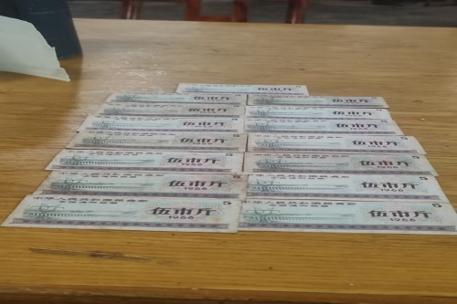 一位来住湖南省常德市的甘老师，有一些藏品和老物件，急需出手，有意者联系，价格好商量。