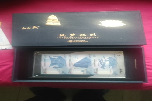 一位来住江西省南昌市的李老师，有一些藏品和老物件，急需出手，有意者联系，价格好商量。