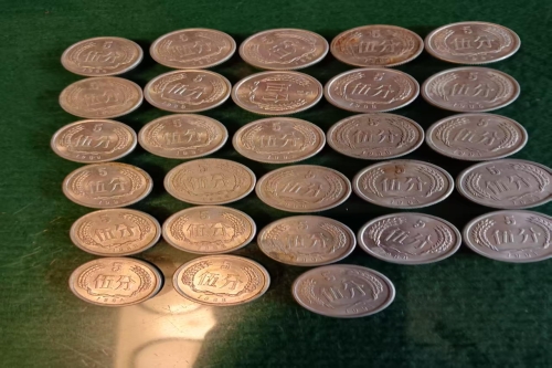 一位来住上海市的盛老师，有一些藏品和老物件，急需出手，有意者联系，价格好商量。