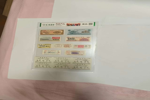 一位来自上海的张老师，有一些藏品和老物件，急需出手，有有意者联系，价格好商量。