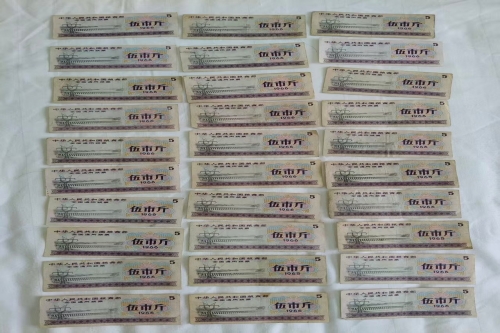 一位来自云南省玉溪市的张老师，有一些藏品和老物件，急需出手，有意者联系，价格好商量。