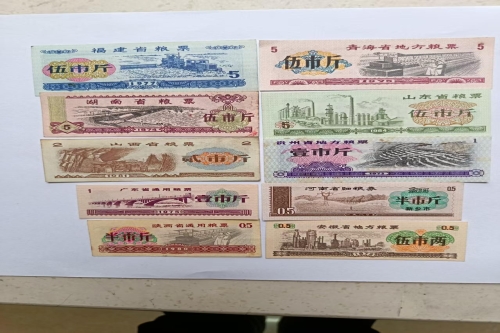 一位来自湖北省的汪老师，有一些藏品和老物件，急需出手，有意者联系，价格好商量。