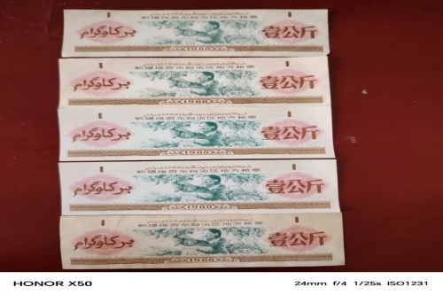 一位来自新疆伊犁哈萨克自治州的穆老师，有一些藏品和老物件，急需出手，有意者联系，价格好商量。