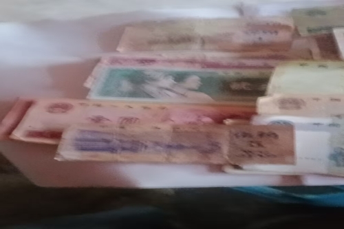 一位来自四川省的黄老师，有一些藏品和老物件，急需出手，有意者联系，价格好商量。