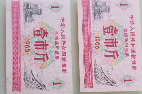 一位来住甘肃省平凉市的高老师，有一些藏品和老物件，急需出手，有意者联系，价格好商量。