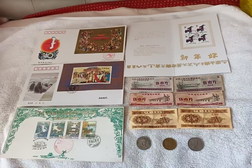 一位来自江苏省的沈老师，有一些藏品和老物件，急需出手，有有意者联系，价格好商量。