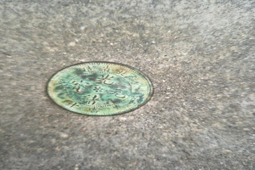 一位来自湖北省十堰市的祝老师，有一些藏品和老物件，急需出手，有意者联系，价格好商量。