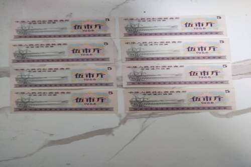 一位来自北京市丰台区的刘老师，有一些藏品和老物件，急需出手，有意者联系，价格好商量。