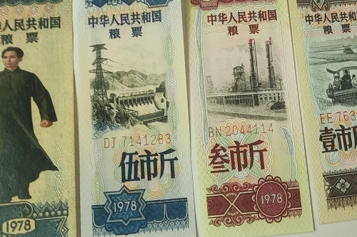 一位来住山东省潍坊市的王老师，有一些藏品和老物件，急需出手，有意者联系，价格好商量。