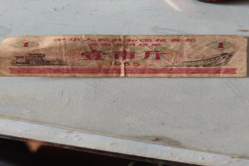 一位来自上海市浦东新区的瞿老师，有一些藏品和老物件，急需出手，有意者联系，价格好商量。