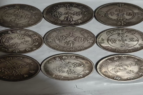 一位来自辽宁省的于老师，有一些藏品和老物件，急需出手，有意者联系，价格好商量。