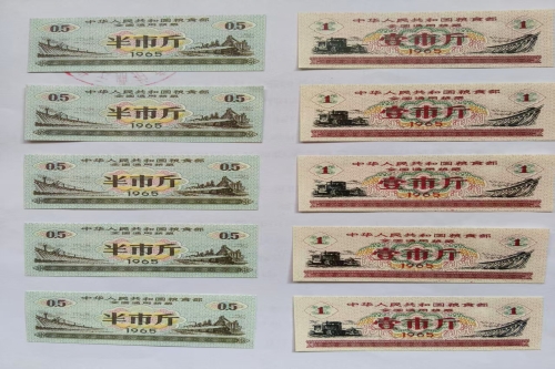 一位来住陕西省宝鸡市的刘老师，有一些藏品和老物件，急需出手，有意者联系，价格好商量。