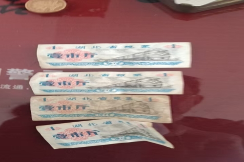 一位来自湖北省的宋老师，有一些藏品和老物件，急需出手，有意者联系，价格好商量。