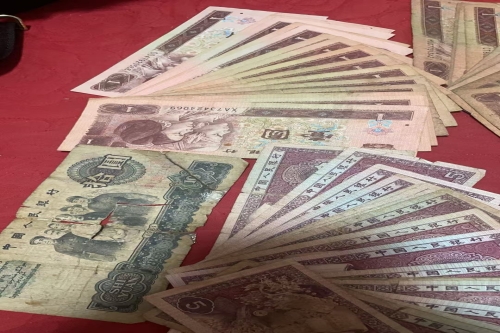 一位来自湖南省郴州市的江老师，有一些藏品和老物件，急需出手，有意者联系，价格好商量。