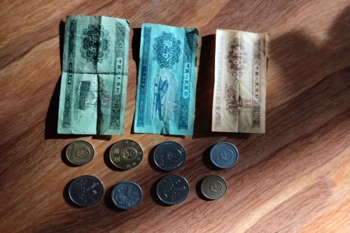 一位来自北京的梅老师，有一些藏品和老物件，急需出手，有意者联系，价格好商量。