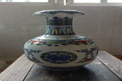 一位来自江苏无锡的贾老师，有一些藏品和老物件，急需出手，有意者联系，价格好商量。