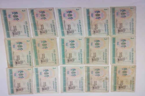 一位来自安徽省的陆老师，有一些藏品和老物件，急需出手，有意者联系，价格好商量。