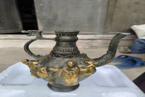 一位来住广西桂林市的杨老师，有一些藏品和老物件，急需出手，有意者联系，价格好商量。