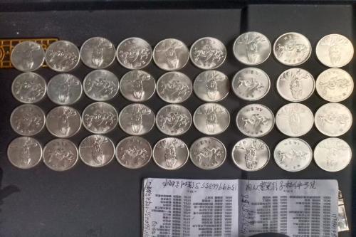  一位来自昆明市呈贡区的卢老师，有一些藏品和老物件，急需出手，有意者联系，价格好商量。