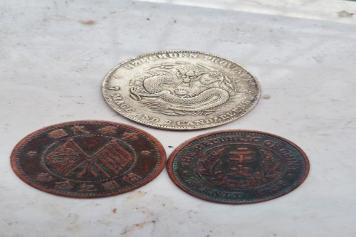 一位来自广东省的郝老师，有一些藏品和老物件，急需出手，有意者联系，价格好商量。