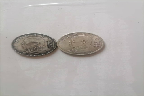 一位来自宜宾市的黄老师，有一些藏品和老物件，急需出手，有意者联系，价格好商量。