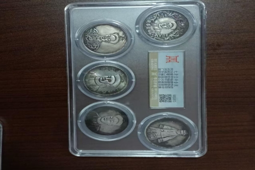 一位来自四川省的刘老师，有一些藏品和老物件，急需出手，有有意者联系，价格好商量。