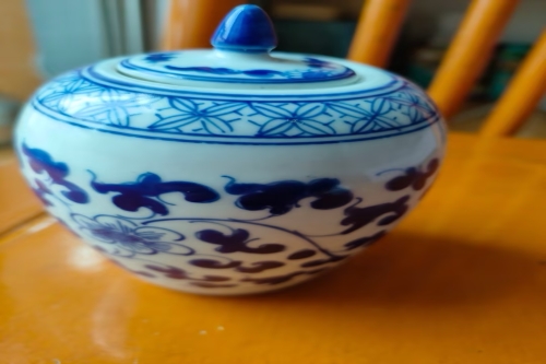 一位来自安徽省黄山市的许老师，有一些藏品和老物件，急需出手，有意者联系，价格好商量。