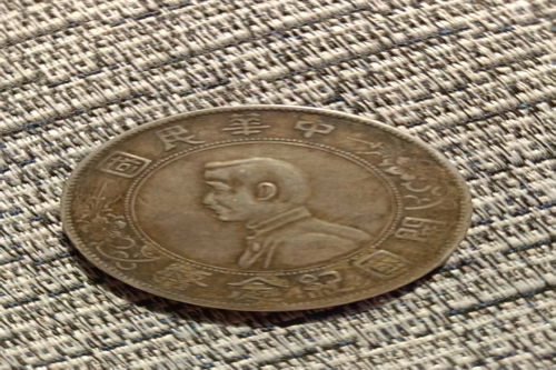 一位来自山东省临沂市的陈老师，有一些藏品和老物件，急需出手，有意者联系，价格好商量。