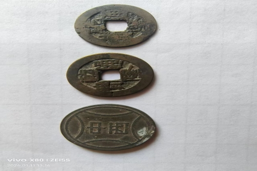 一位来自陕西省城固县的路老师，有一些藏品和老物件，急需出手，有意者联系，价格好商量。