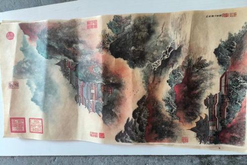 一位来自安徽省的黄老师，有一些藏品和老物件，急需出手，有意者联系，价格好商量。