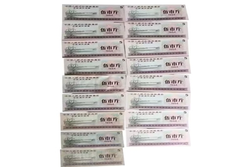 一位来自山西省晋中市的王老师，有一些藏品和老物件，急需出手，有意者联系，价格好商量。