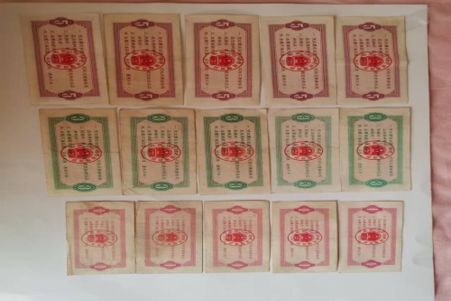 一位来住浙江省湖州市的朱老师，有一些藏品和老物件，急需出手，有意者联系，价格好商量。