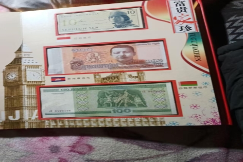 一位来自湖北省的陈老师，有一些藏品和老物件，急需出手，有意者联系，价格好商量。