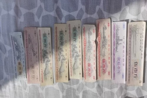 一位来住辽宁省大连市的宋老师，有一些藏品和老物件，急需出手，有意者联系，价格好商量。