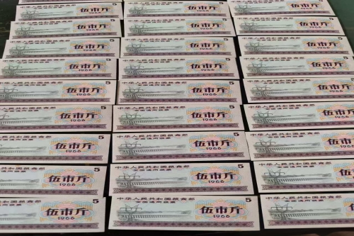 一位来自河北省唐山的张老师，有一些藏品和老物件，急需出手，有意者联系，价格好商量。