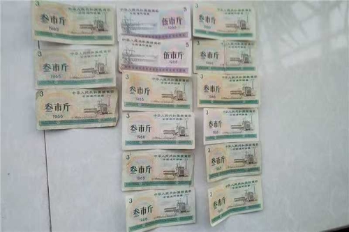 一位来自湖北省的李老师，有一些藏品和老物件，急需出手，有意者联系，价格好商量。 