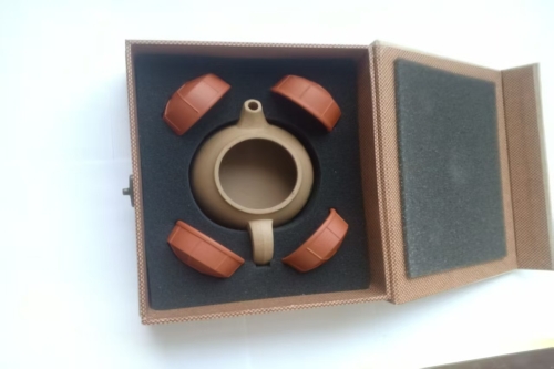 一位来自山东省的杜老师，有一些藏品和老物件，急需出手，有有意者联系，价格好商量。